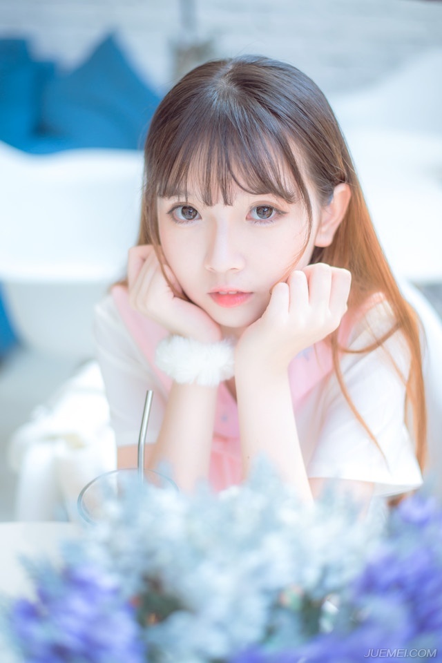 “下去吧，让人通知文和先生过来。”吕布靠在椅靠上，淡然道。